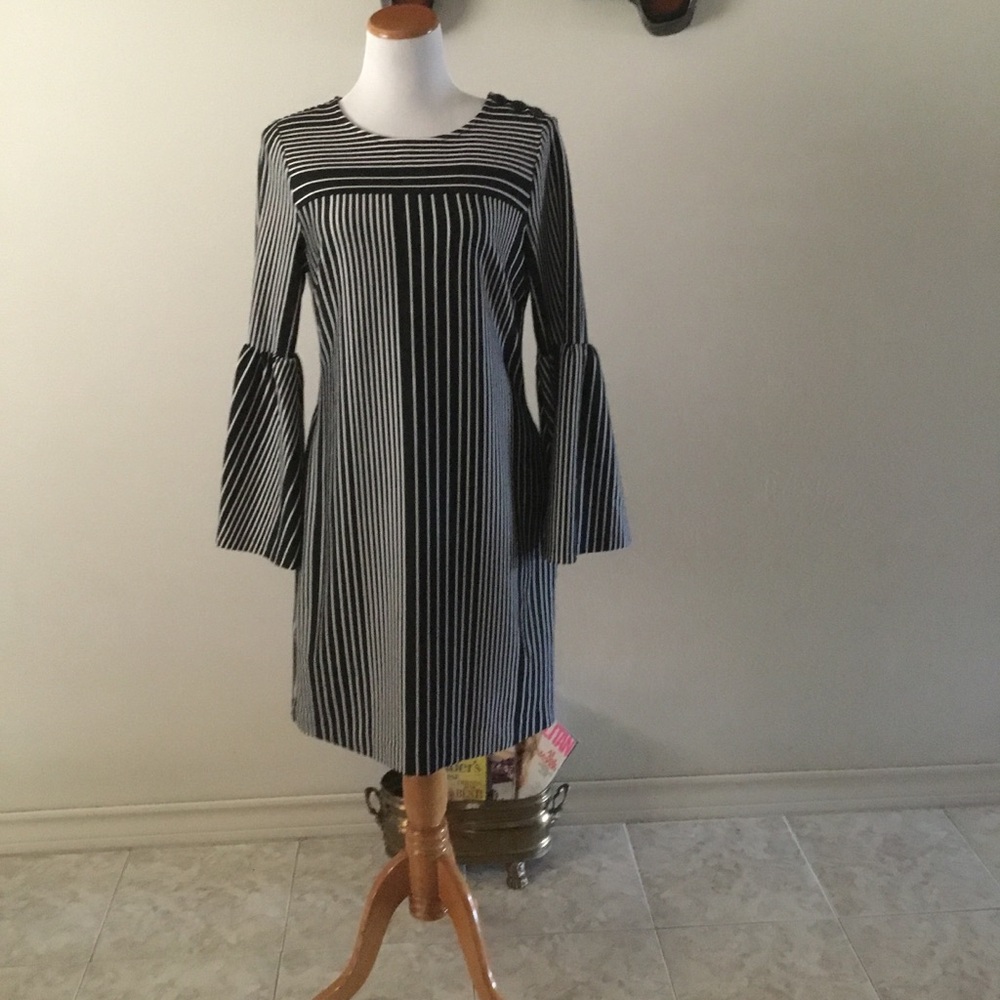 HP-NEW YORK CO BLACK/WHITE VERTICAL STRIPE DRESS/BELL SLEEVES&INSIDE POCKETS/SZM